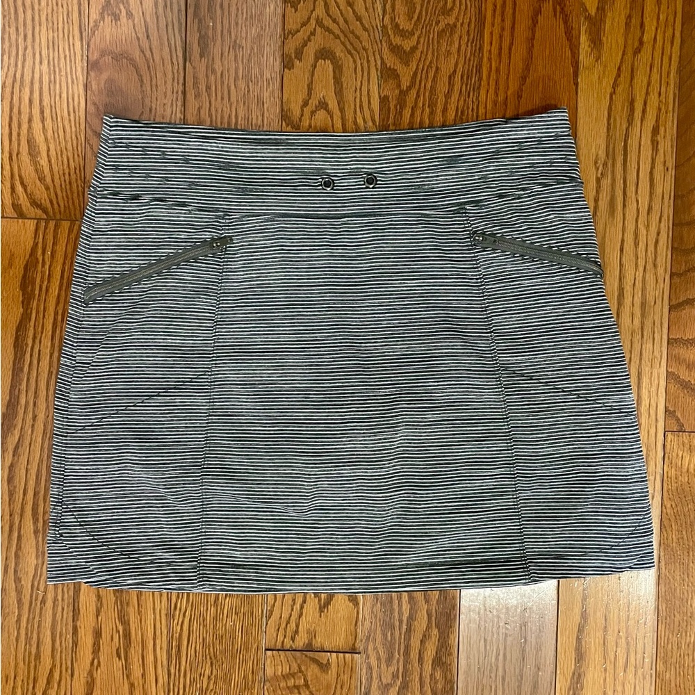 Athleta brand grey and white skort in size small